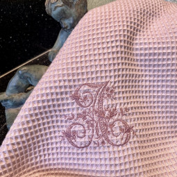 Serviette de bain brodée nid d'abeille à personnaliser à vos initiales - Rose poudré