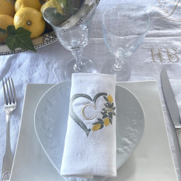 Serviette brodée personnalisée citron de Menton avec votre intiale