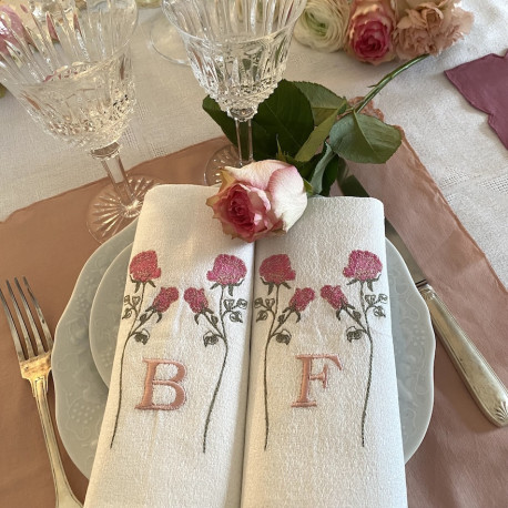 Serviette brodée prénom ou initiale bouton de Rose - Villa Farese