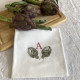 Torchon blanc vintage brodé personnalisé à vos initiales thème légumes - Villa Farese