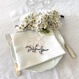 Serviette brodée prénom ou initiales Fleurs de cerisier