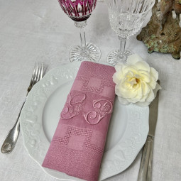 Douze serviettes vintage brodées main monogramme GP camaieu rose ancien - Villa Farese