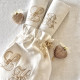 Pochon et ses deux serviettes brodés personnalisés à vos initiales - Villa Farese