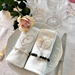 Duo Bracelets bijoux de serviette collection ELLE et LUI - Deux serviettes vintage brodées coeur à votre initiale