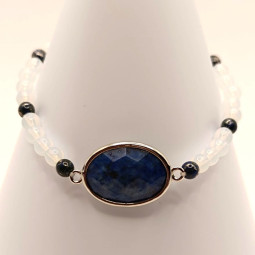 Bracelet avec  breloque sertie d'un lapis lazuli