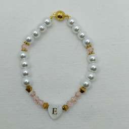 Bracelet perles blanc nacré et coeur personnalisé