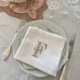 Serviette de table vintage brodée personnalisée à vos intiales - Monogramme MARGUERITE - Villa Farese