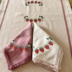 Chemin de table et deux serviettes vintage brodés à vos initiales collection Fraises