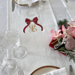 chemin de table brodé prénom ou initiale Collection Noël