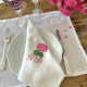 Serviette de table brodée initiale personnalisée Fleurs - Villa Farese