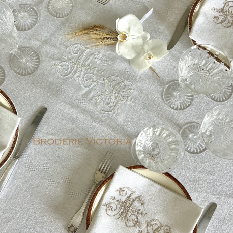 Nappe brodée à vos initiales vintage damassé lin 150x225cm - Villa Farese