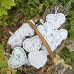 Coeur à suspendre brodé senteur fleurs de lavande à vos initiales - Villa Farese