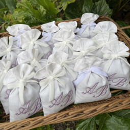Pochon senteur fleurs de lavande brodé personnalisé à vos initiales petit modèle andreïa - Villa Farese
