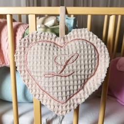 Coeur à suspendre brodé senteur fleurs de lavande à vos initiales nid d'abeille - Villa Farese