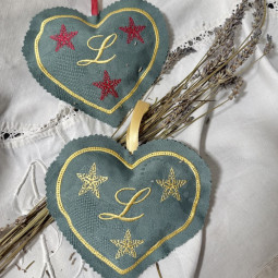 Coeur à suspendre brodé senteur fleurs de lavande à vos initiales collection Noël - Villa Farese