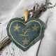 Coeur à suspendre brodé senteur fleurs de lavande à vos initiales collection Noël - Villa Farese