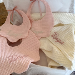 Bavette brodée au prénom de l'enfant en nid d'abeille collection sucette - Villa Farese