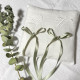 Coussin porte alliances mariage brodé à vos initiales, fleurs, croix et date de votre mariage 20x20cm - Villa Farese