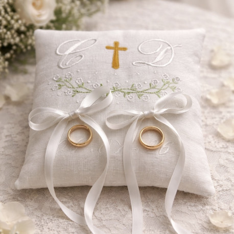 Coussin porte alliances mariage brodé à vos initiales, croix, fleurs blanches et date de votre mariage 20x20cm - Villa Farese