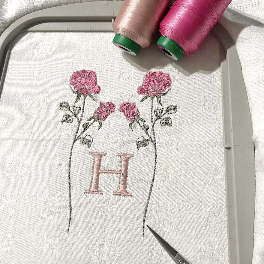 Broderie rose
